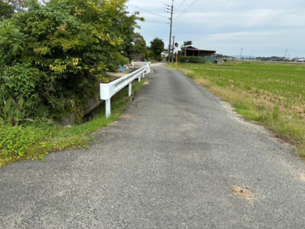 佐賀市金立町、中古一戸建ての前面道路を含む現地写真画像です