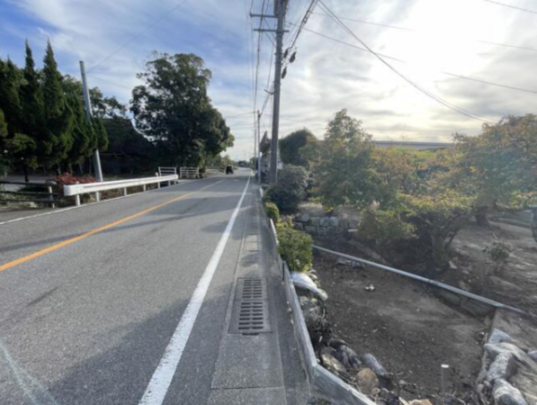 佐賀市久保泉町、土地の前面道路を含む現地写真画像です