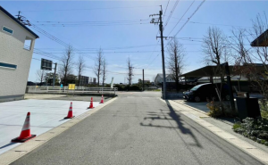 佐賀市大和町、新築一戸建ての前面道路を含む現地写真画像です