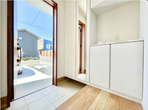 佐賀市大和町、新築一戸建ての玄関画像です