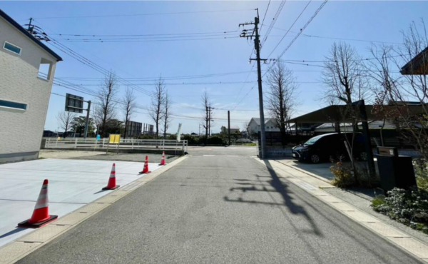 佐賀市大和町、新築一戸建ての前面道路を含む現地写真画像です