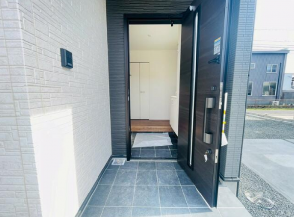 佐賀市大和町、新築一戸建ての玄関画像です