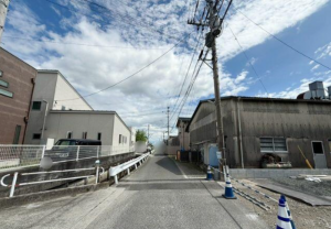 佐賀市鍋島町、新築一戸建ての前面道路を含む現地写真画像です