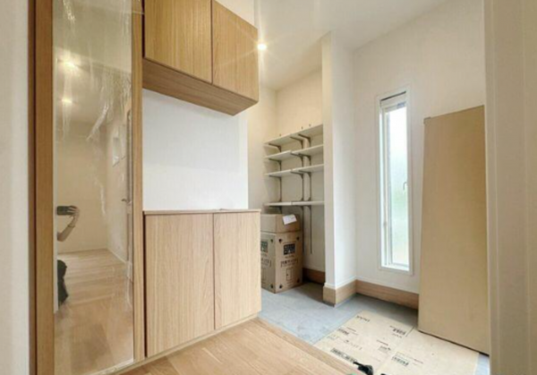 佐賀市鍋島町、新築一戸建ての玄関画像です