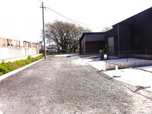 佐賀市大和町、新築一戸建ての前面道路を含む現地写真画像です