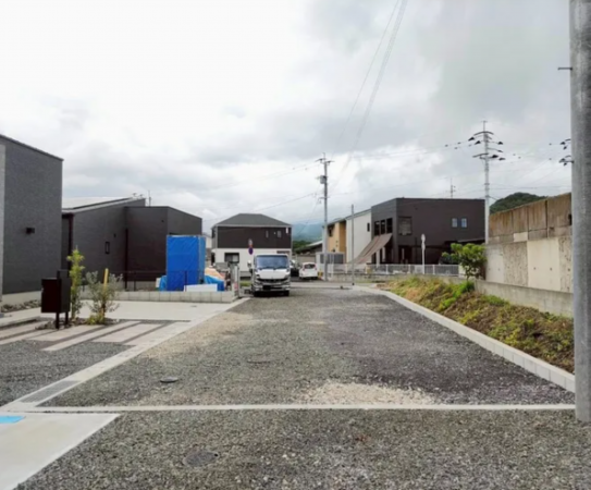 佐賀市大和町、新築一戸建ての前面道路を含む現地写真画像です