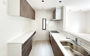 佐賀市高木瀬東、新築一戸建てのキッチン画像です