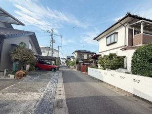 佐賀市神野西、新築一戸建ての前面道路を含む現地写真画像です