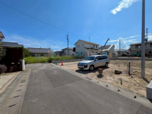 佐賀市神野西、新築一戸建ての前面道路を含む現地写真画像です