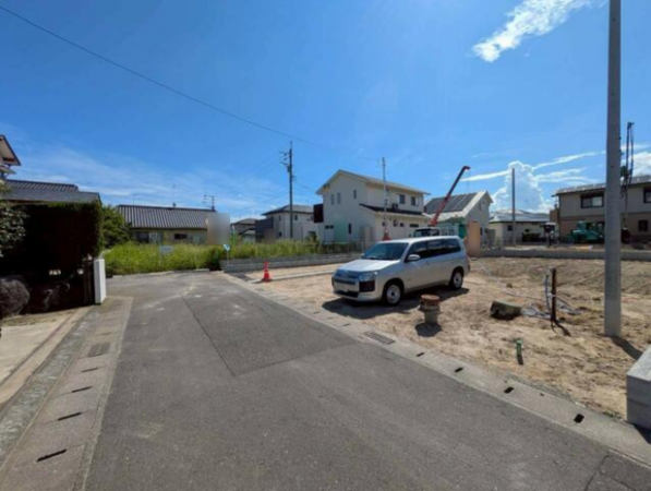 佐賀市神野西、新築一戸建ての前面道路を含む現地写真画像です