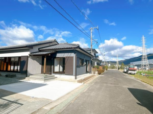 佐賀市大和町、中古一戸建ての前面道路を含む現地写真画像です