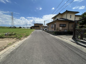 佐賀市大和町、中古一戸建ての前面道路を含む現地写真画像です