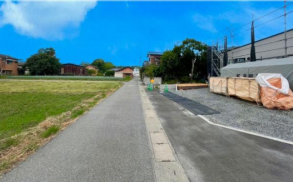 佐賀市鍋島町、新築一戸建ての前面道路を含む現地写真画像です