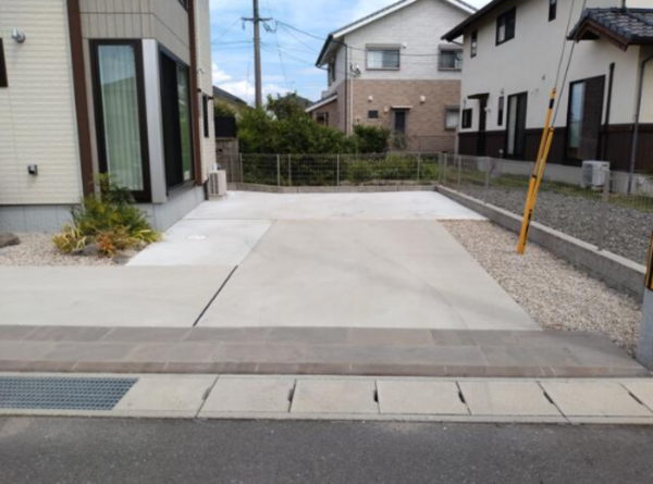 佐賀市鍋島町、中古一戸建ての駐車場画像です