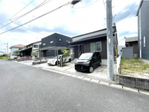 佐賀市大和町、中古一戸建ての前面道路を含む現地写真画像です