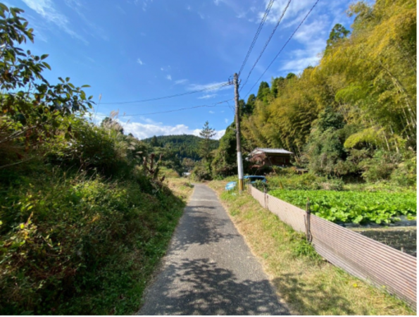 佐賀市富士町、土地の前面道路を含む現地写真画像です