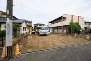 佐賀市八戸溝、新築一戸建ての前面道路を含む現地写真画像です