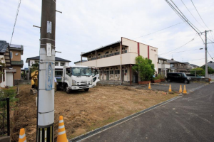 佐賀市八戸溝、新築一戸建ての前面道路を含む現地写真画像です