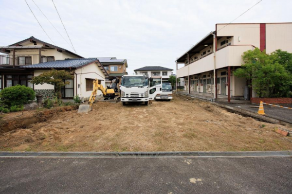 佐賀市八戸溝、新築一戸建ての前面道路を含む現地写真画像です