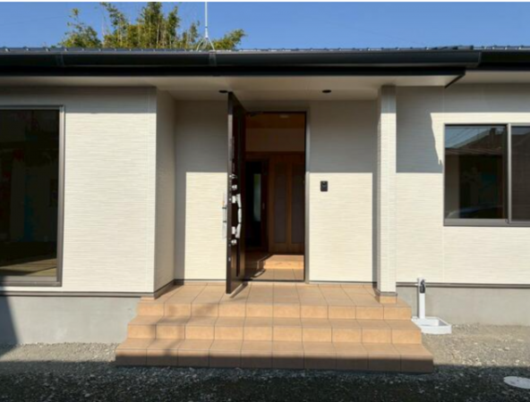 佐賀市、新築一戸建ての玄関画像です