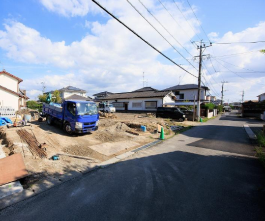 佐賀市大和町、新築一戸建ての前面道路を含む現地写真画像です