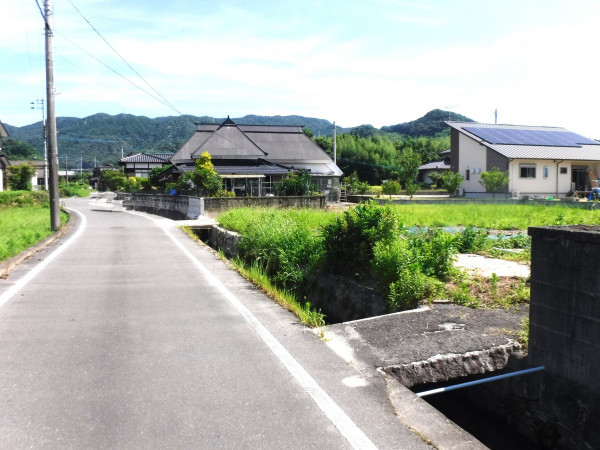 佐賀市久保泉町、土地の前面道路を含む現地写真画像です