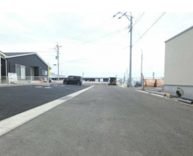 佐賀市大和町、新築一戸建ての前面道路を含む現地写真画像です