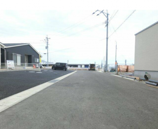 佐賀市大和町、新築一戸建ての前面道路を含む現地写真画像です