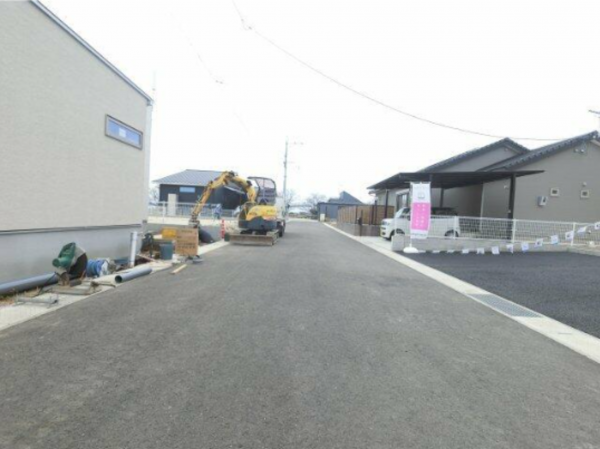 佐賀市大和町、新築一戸建ての前面道路を含む現地写真画像です