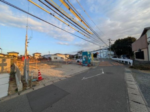 佐賀市大和町、新築一戸建ての前面道路を含む現地写真画像です