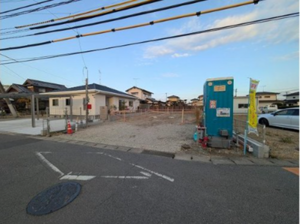 佐賀市大和町、新築一戸建ての前面道路を含む現地写真画像です