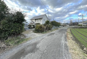 佐賀市大和町、中古一戸建ての前面道路を含む現地写真画像です