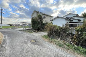 佐賀市大和町、中古一戸建ての前面道路を含む現地写真画像です