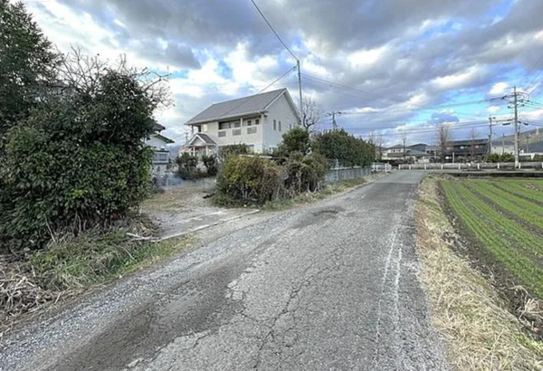 佐賀市大和町、中古一戸建ての前面道路を含む現地写真画像です