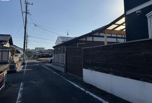 佐賀市鍋島、中古一戸建ての前面道路を含む現地写真画像です