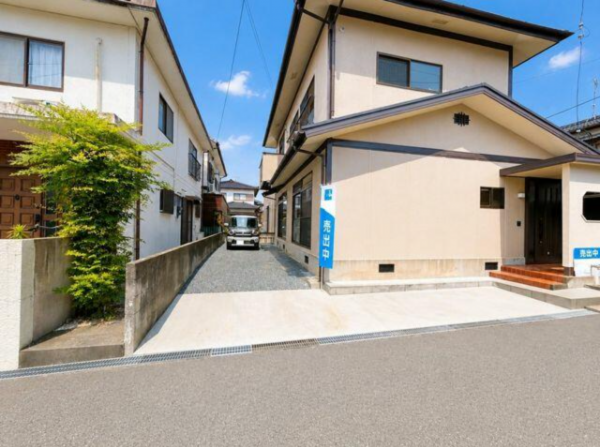 佐賀市大和町、中古一戸建ての駐車場画像です