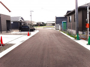 佐賀市大和町、新築一戸建ての前面道路を含む現地写真画像です