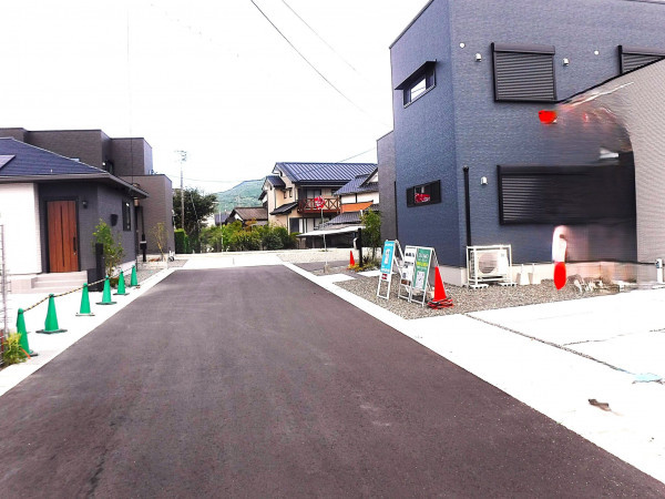 佐賀市大和町、新築一戸建ての前面道路を含む現地写真画像です