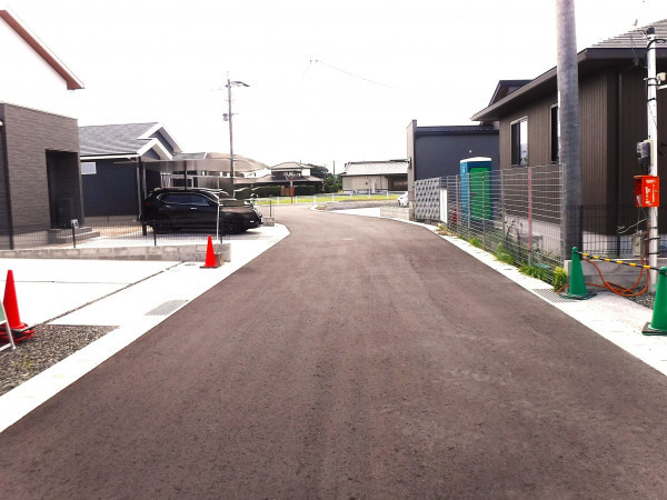 佐賀市大和町、新築一戸建ての前面道路を含む現地写真画像です