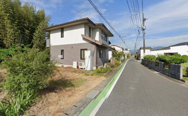 佐賀市金立町、中古一戸建ての前面道路を含む現地写真画像です