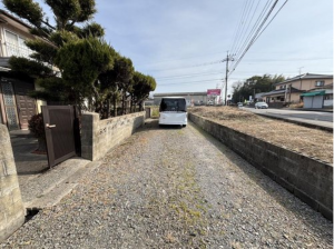 佐賀市金立町、中古一戸建ての前面道路を含む現地写真画像です