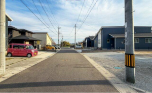 佐賀市大和町、新築一戸建ての前面道路を含む現地写真画像です