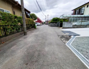 佐賀市大和町、新築一戸建ての前面道路を含む現地写真画像です