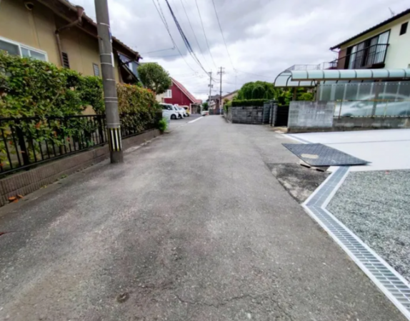 佐賀市大和町、新築一戸建ての前面道路を含む現地写真画像です