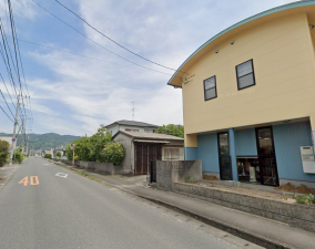 佐賀市大和町、中古一戸建ての前面道路を含む現地写真画像です