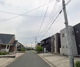 佐賀市金立町、中古一戸建ての前面道路を含む現地写真画像です