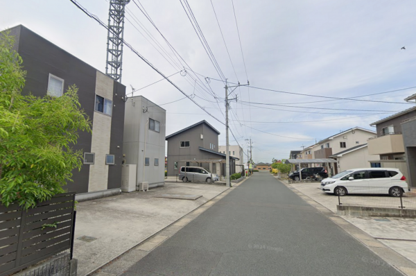 佐賀市金立町、中古一戸建ての前面道路を含む現地写真画像です