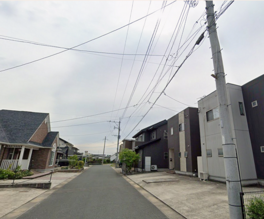 佐賀市金立町、中古一戸建ての前面道路を含む現地写真画像です