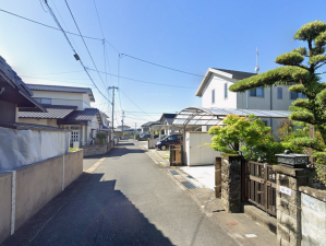 佐賀市高木瀬西、中古一戸建ての前面道路を含む現地写真画像です
