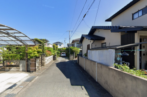 佐賀市高木瀬西、中古一戸建ての前面道路を含む現地写真画像です
